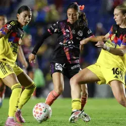 Sheila Vivanco disputa balón ante Águilas del América