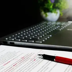 Computadora, con escrito