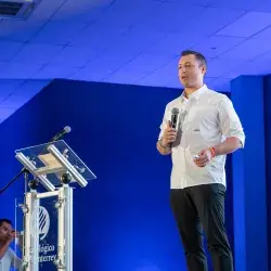 Luis Donaldo Colosio dando una plática sobre liderazgo.