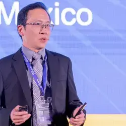 Michael Fung da una conferencia durante el IFE Conference.