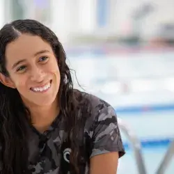 Atleta paralímpica de natación, Lorena Puente, en alberca del campus Monterrey