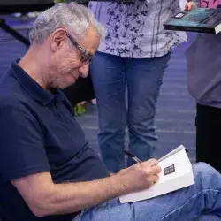 Antonio Malpica en firma de libros en Enlace Literario