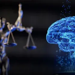 Imagen semitransparente de un cerebro azul sobre fondo negro con una estatua de una mujer sostendiendo una balanza en el fondo.