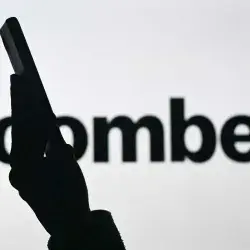 Hombre lee información financiera de Bloomberg