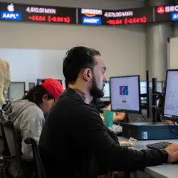 Estudiantes de negocios diseñan y operan estrategias de inversión y logística en los nuevos laboratorios del Tec de Monterrey campus Laguna