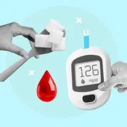 Collage conceptual de diabetes: manos sosteniendo un glucómetro y una cucharra con terrones de azúcar, además de una gota de sangre resaltada