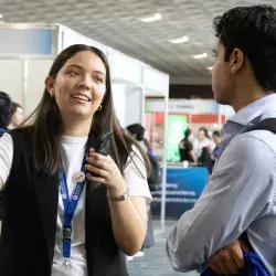 Joven en EmpleaTec gestiona entrevista en feria de empleo