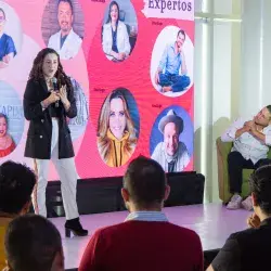 Joven dan explicación o pitch de su emprendimiento en un foro de inversionistas en incMTY