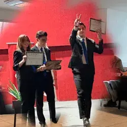 Laguneros festejan el bicampenato conseguido en el Torneo Nacional de Debate del IMEF Universitario celebrado en Guadalajara