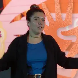 Retrato de Laura Bustamante durante su conferencia sobre inclusión y lengua de señas en Tec CCM.