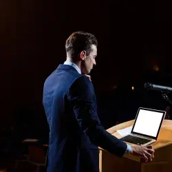 Aportan profesores con investigación a libro sobre erosión democrática