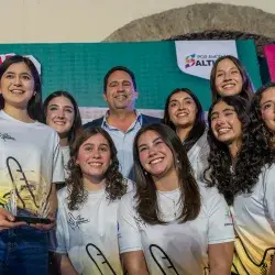 Alumnos con alcalde de Saltillo Javier Díaz González.