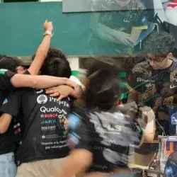 Integrantes de Hypebirds celebran su desempeño mientras el equipo Nautilus compite durante el regional de FIRST Tech Challenge.