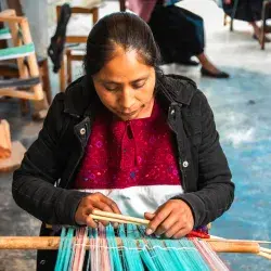 Mujer teje con método ancestral en Chiapas