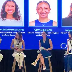 Estudiantes del Tec presentando en Singapur en el Reach Alliance