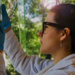 Victoria de León en el laboratorio de Tec CCM