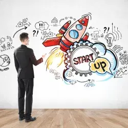 Hombre ve un dibujo en la pared que representa el emprendimiento