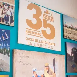 Resepcion de la casa del migrante con fotografias y reconocimientos 