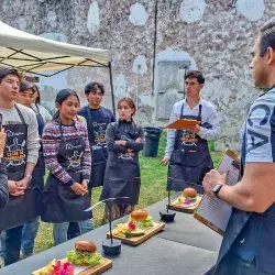 Estudiantes participan en reto con presentación de negocios