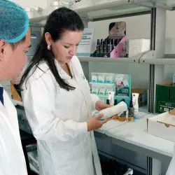 De Cuernavaca a Arabia Saudita, Luisa Javier, egresada del Tec y cofundadora de WAYAKIT, recibió el Premio al Mérito 2026 por su biotecnología mexicana con impacto global en higiene y sostenibilidad.