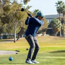 Golfista hace swing en el Torneo de Golf EXATEC Blue Open Laguna
