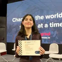 Melissa Félix Sotelo posa con certificado en 