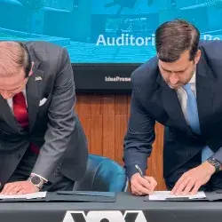Juan Pablo Murra, rector del Tecnológico de Monterrey, y Gustavo Pacheco López, rector general de la UAM, firmando el convenio de colaboración en la Ciudad de México.