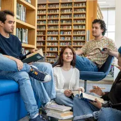 Estudiantes del Tecnológico de Monterrey en la biblioteca de campus Monterrey