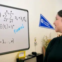 La investigadora Cecilia Castro en su cubículo de la Escuela de Negocios del Tec campus Chihuahua.