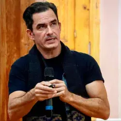 El arquitecto Juan Carral durante su charla en Chihuahua para celebrar los 80 años del programa de Arquitectura del Tec