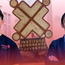 Motanje de fotos de dos jóvenes sonorenses frente a la imagen de un trofeo.