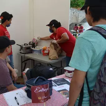 Alumnos durante la venta de sus productos