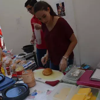 Alumnos en la venta de sus productos