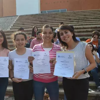 Alumnos en la premiación de los equipos