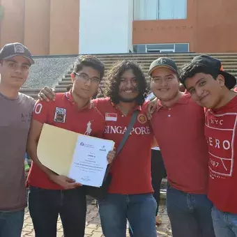 Alumnos en la premiación de los equipos