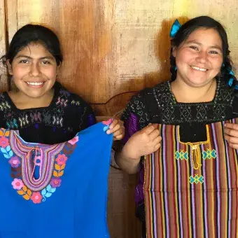 Alumnos con tejedoras de en MayaVinik