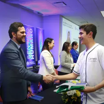 Alumnos recibiendo reconocimiento