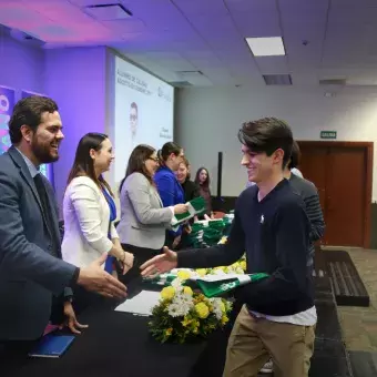 Alumnos recibiendo reconocimiento