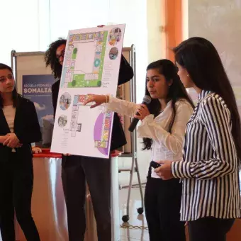 Alumnas en presentación de proyecto