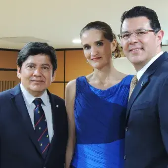 Carlos Gutiérrez en compañía de us esposa y el director del campus