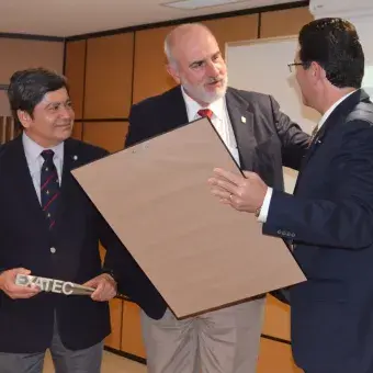 El rector de la zona entrega el galardón a Carlos Gutiérrez