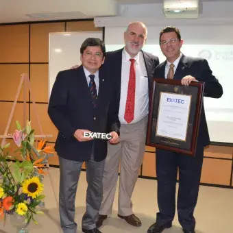 Carlos Gutiérrez Cerdio, en compañía del Director del Campus y el Rect