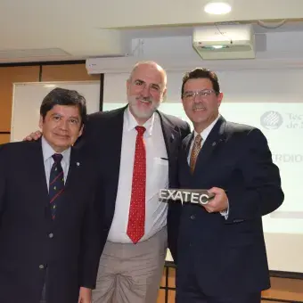 Carlos Gutiérrez Cerdio, en compañía del Director del Campus y el Rect