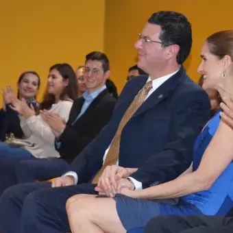 Carlos Gutiérrez en compañía de su esposa