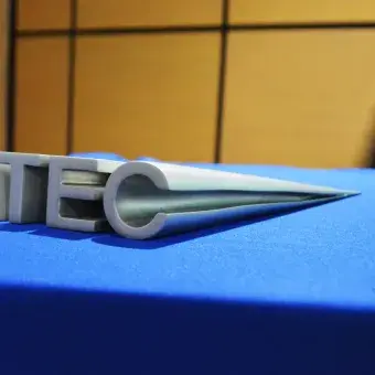La escultura EXATEC conmemorativa del evento