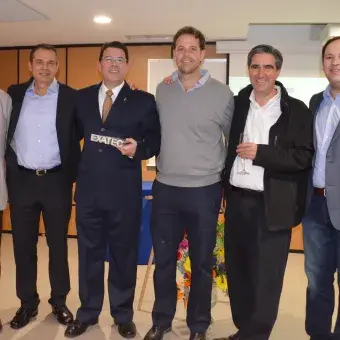 Carlos Gutiérrez en compañía de sus amigos