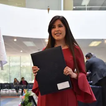 Muestran con orgullo su título.
