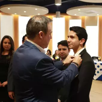 Entrega de pin al nuevo presidente de la asociación EXATEC Diversidad 