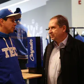 Salvador Alva, presidente del Tec de Monterrey, en la TecStore