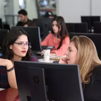 Alumnos trabajando en su repentina